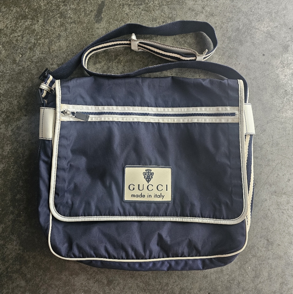 GUCCI Navy Blue Logo Italy Messenger Bag Authentic Vintage Sporty Nylon